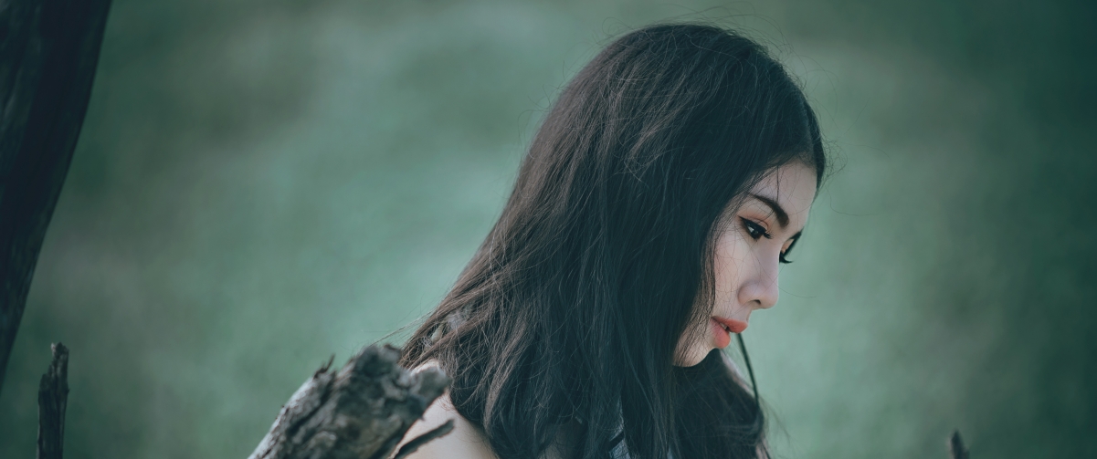 低头的长发美女心情唯美3440x1440壁纸.jpg
